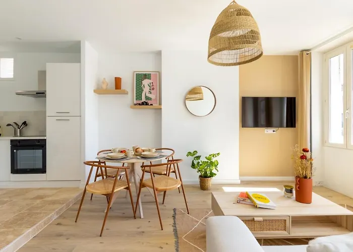 Apartment With View & Balcony In Heart Of Marseille